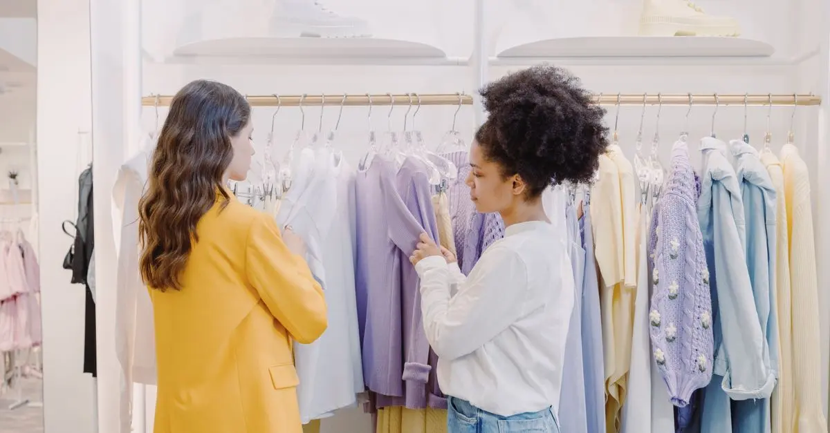 Comment choisir des vêtements adaptés pour un shopping accessible