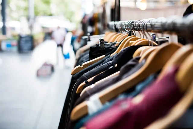 Comment choisir des vêtements adaptés pour un shopping accessible