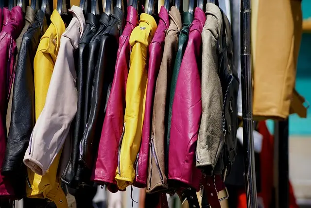 Guide pratique pour choisir des vêtements accessibles et tendance