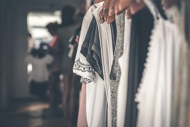 Comment choisir des vêtements accessibles pour tous
