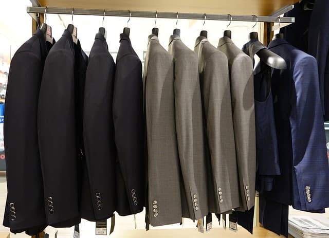 Comment choisir des vêtements adaptés pour un shopping accessible