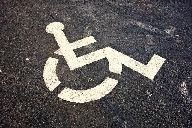 Guide pratique pour choisir des vêtements accessibles adaptés